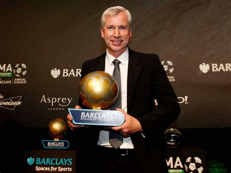 Marquinhos menerima penghargaan dari klub sepak bola